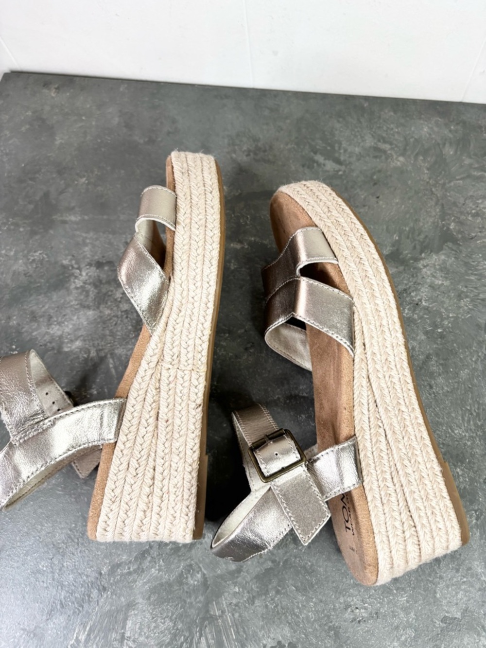TOMS Aurdrey Espadrille Wedge Sandal size 7.5 metallic tan silver - Picture 10 of 12